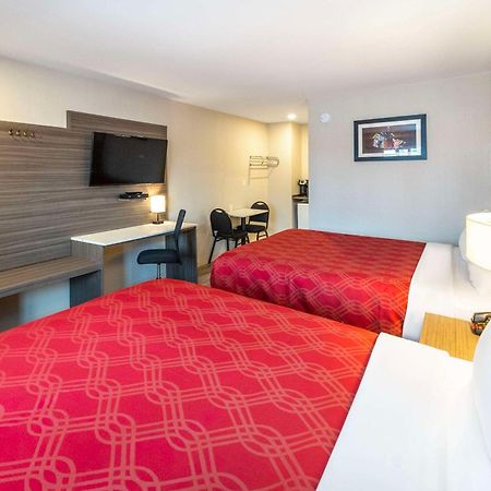 Econo Lodge Inn & Suites Pincher Creek Extérieur photo