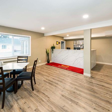 Econo Lodge Inn & Suites Pincher Creek Extérieur photo