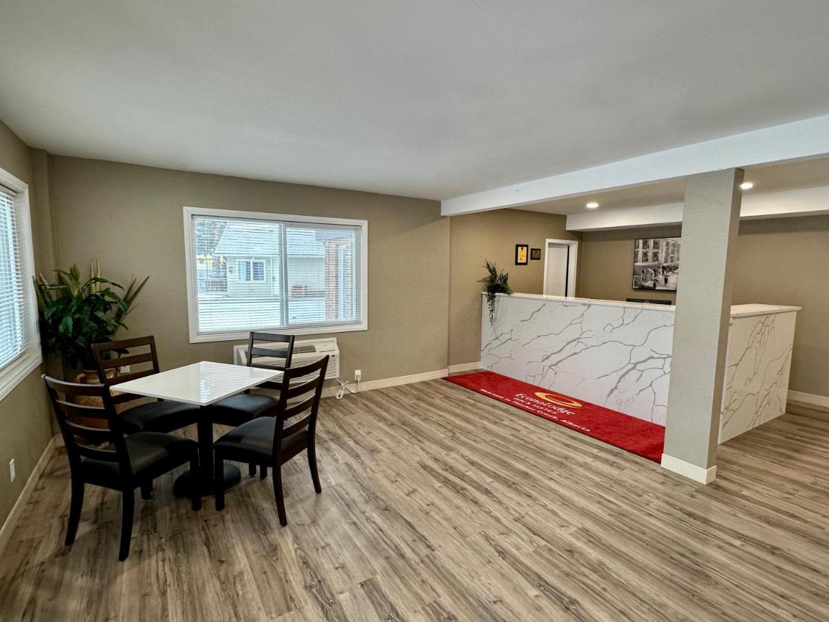 Econo Lodge Inn & Suites Pincher Creek Extérieur photo