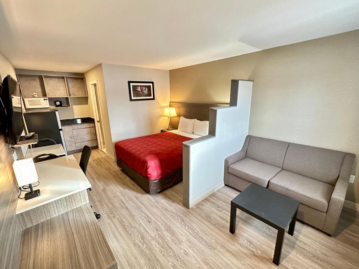 Econo Lodge Inn & Suites Pincher Creek Extérieur photo