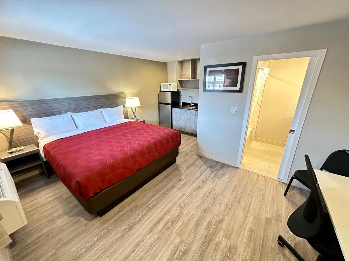 Econo Lodge Inn & Suites Pincher Creek Extérieur photo