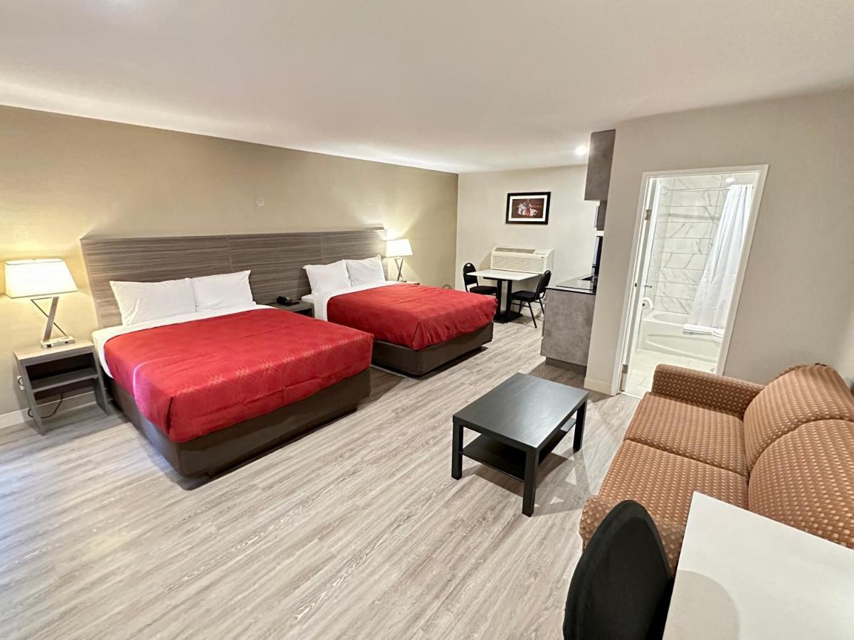 Econo Lodge Inn & Suites Pincher Creek Extérieur photo