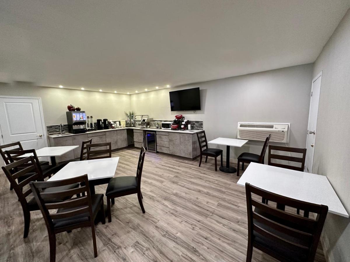 Econo Lodge Inn & Suites Pincher Creek Extérieur photo
