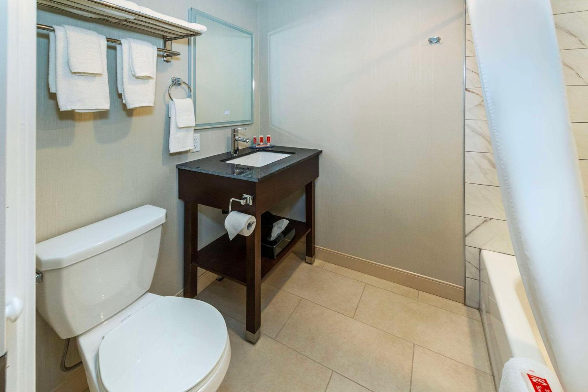 Econo Lodge Inn & Suites Pincher Creek Extérieur photo