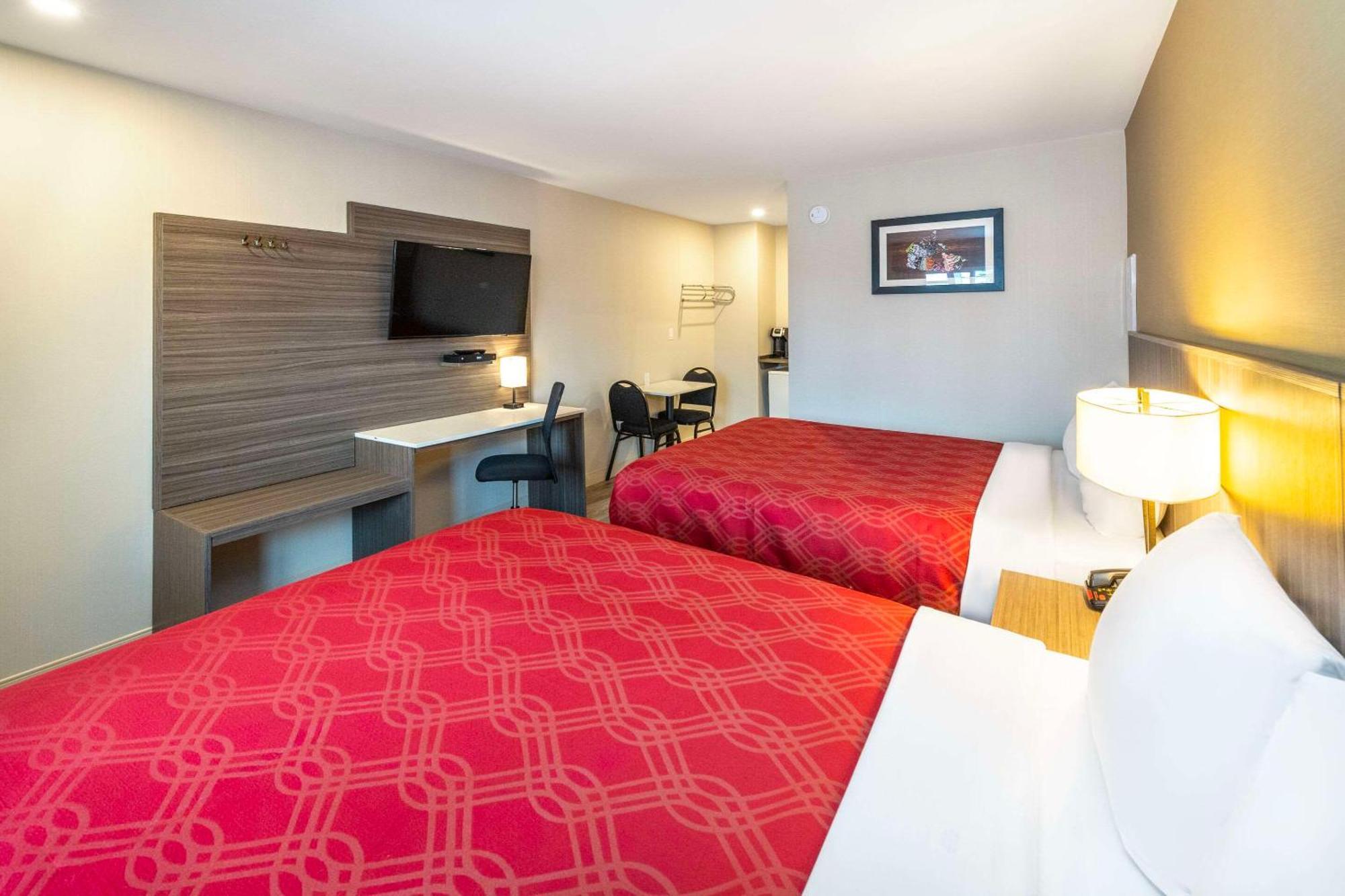 Econo Lodge Inn & Suites Pincher Creek Extérieur photo