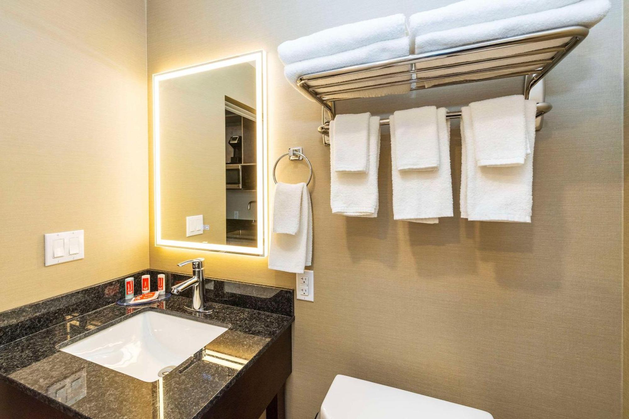 Econo Lodge Inn & Suites Pincher Creek Extérieur photo
