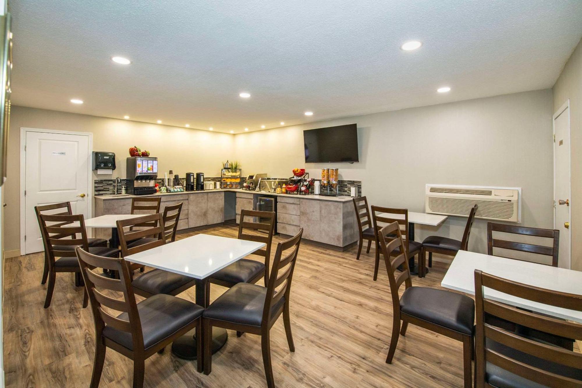 Econo Lodge Inn & Suites Pincher Creek Extérieur photo