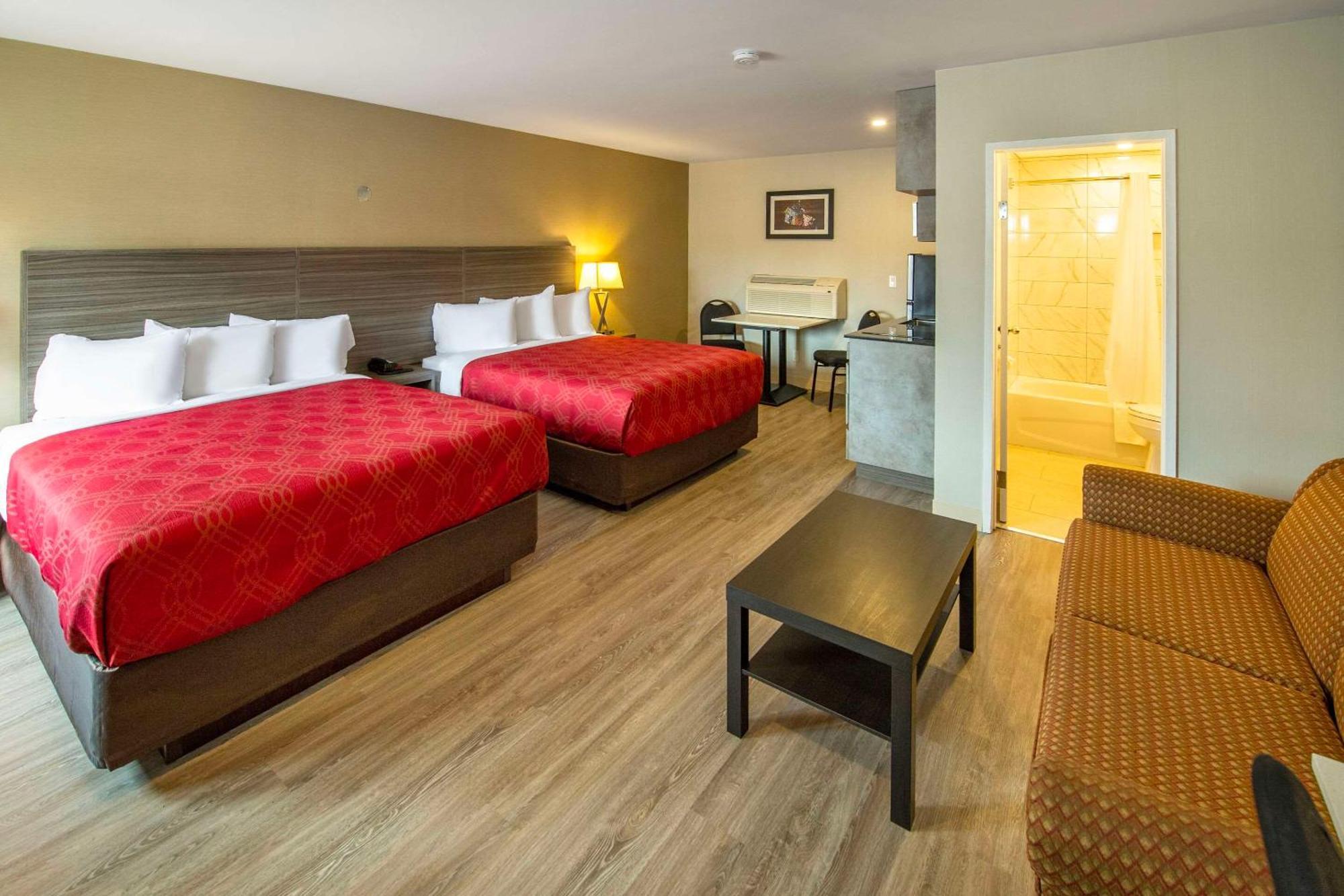 Econo Lodge Inn & Suites Pincher Creek Extérieur photo