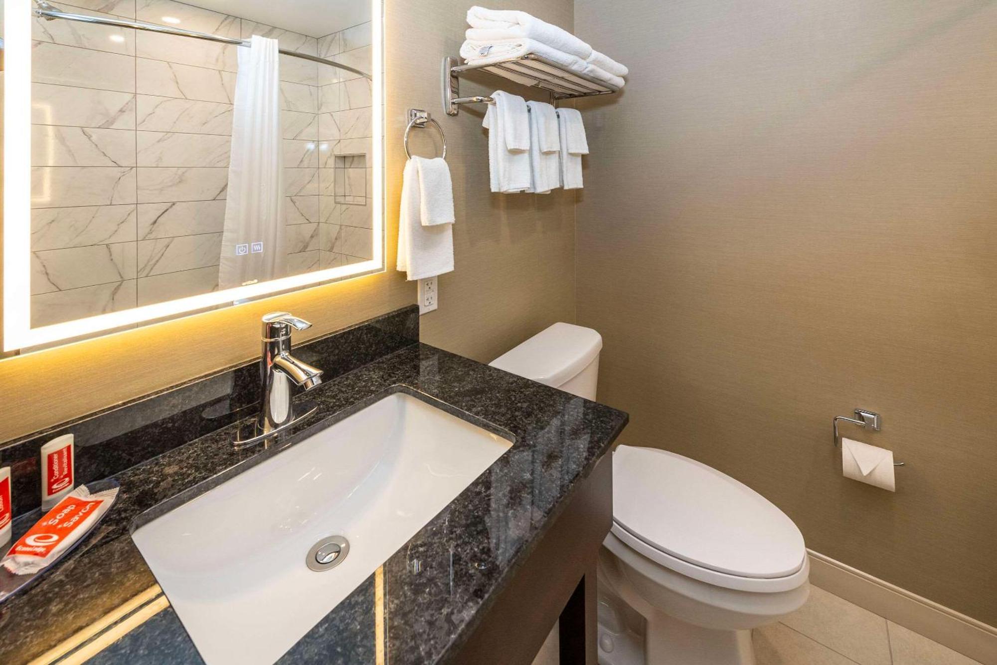 Econo Lodge Inn & Suites Pincher Creek Extérieur photo