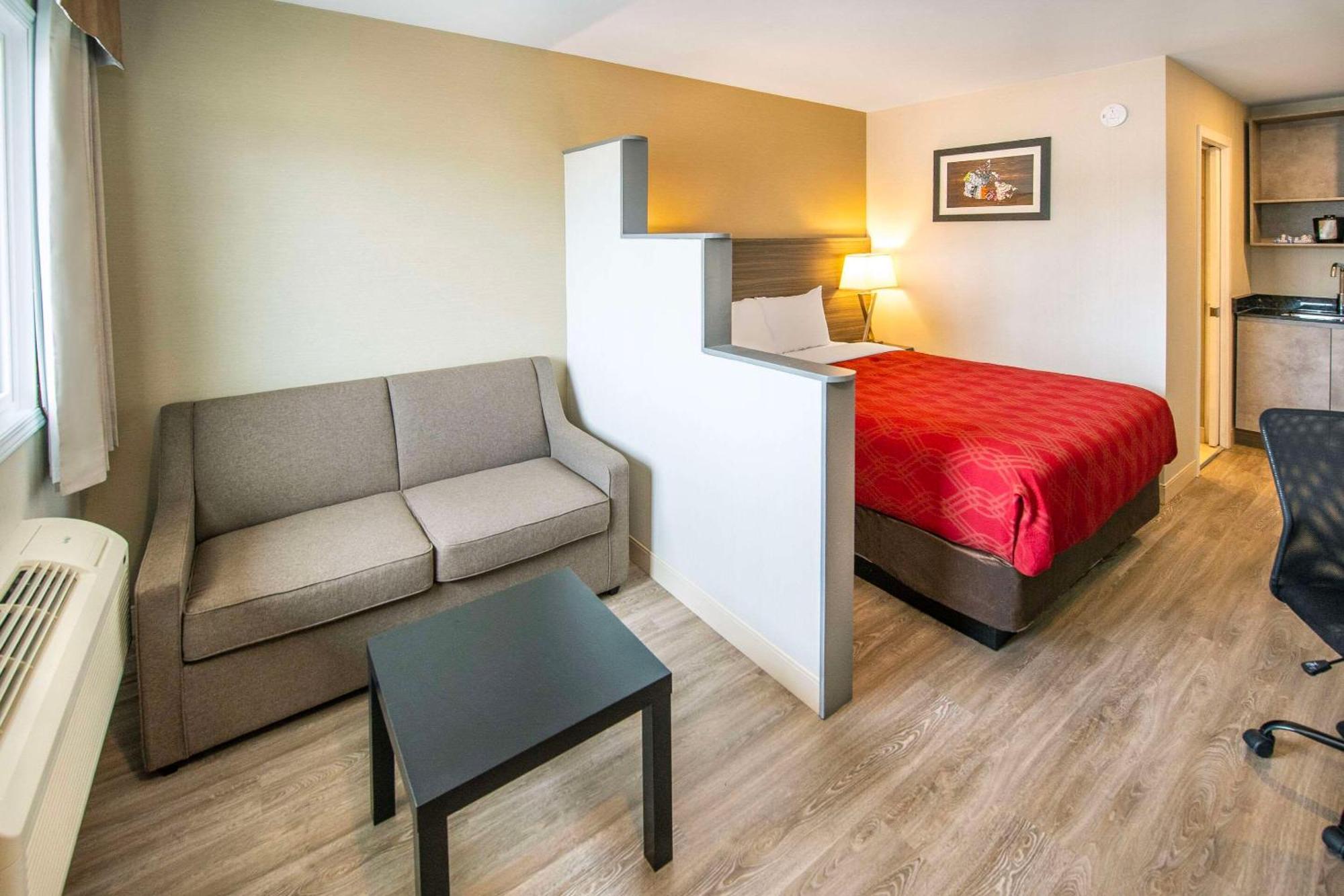 Econo Lodge Inn & Suites Pincher Creek Extérieur photo