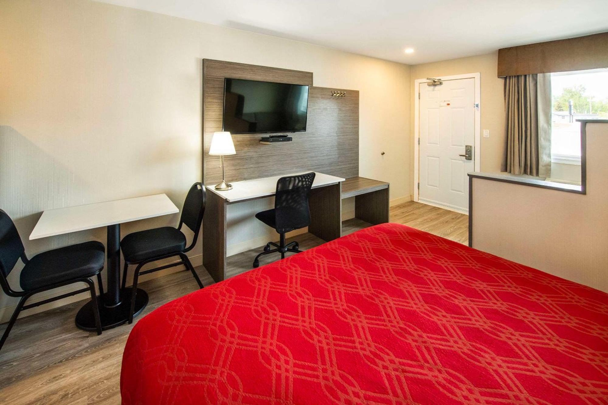 Econo Lodge Inn & Suites Pincher Creek Extérieur photo