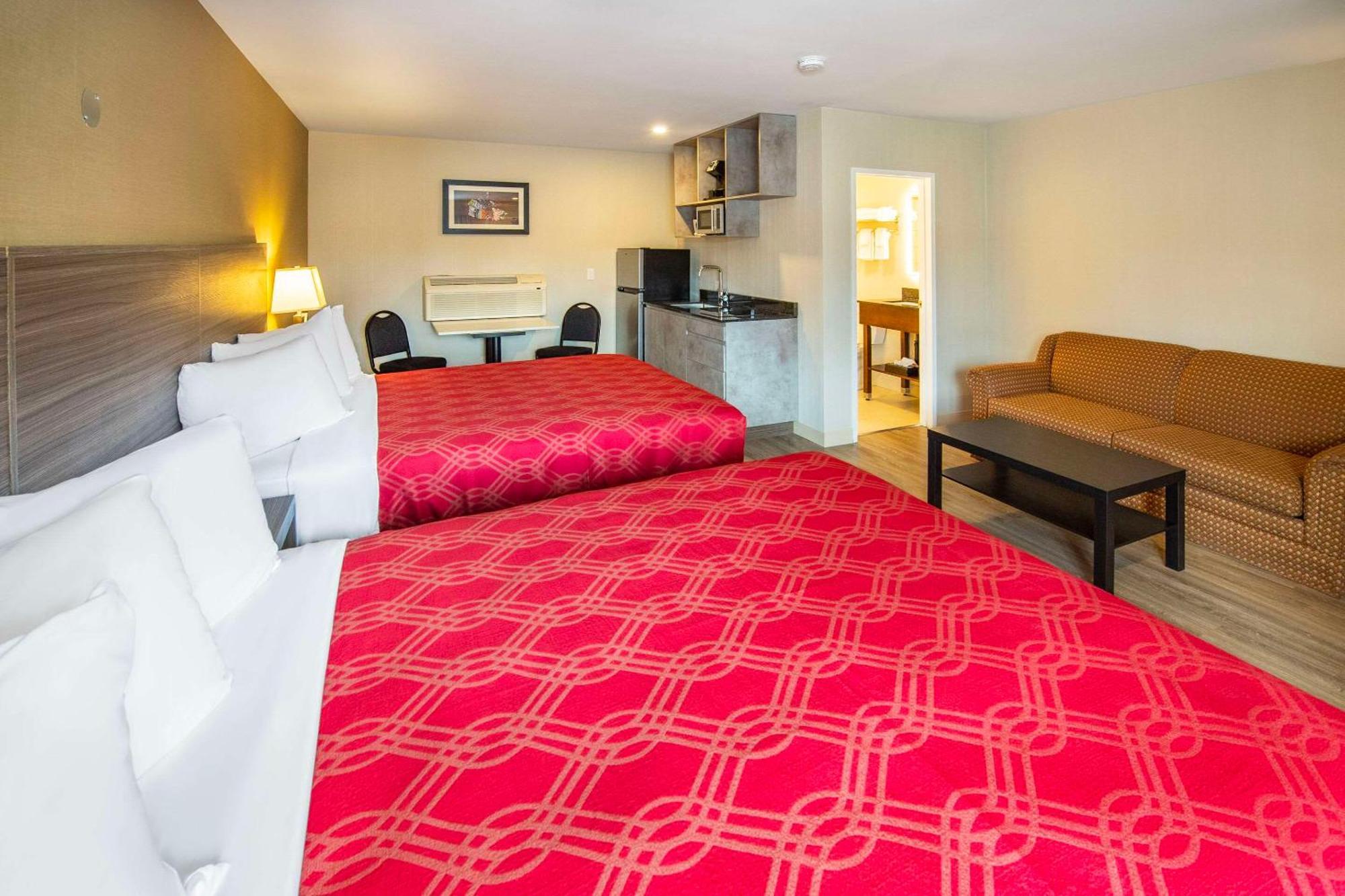 Econo Lodge Inn & Suites Pincher Creek Extérieur photo