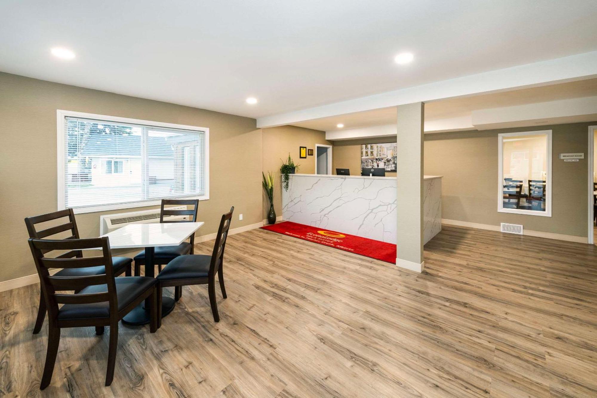 Econo Lodge Inn & Suites Pincher Creek Extérieur photo