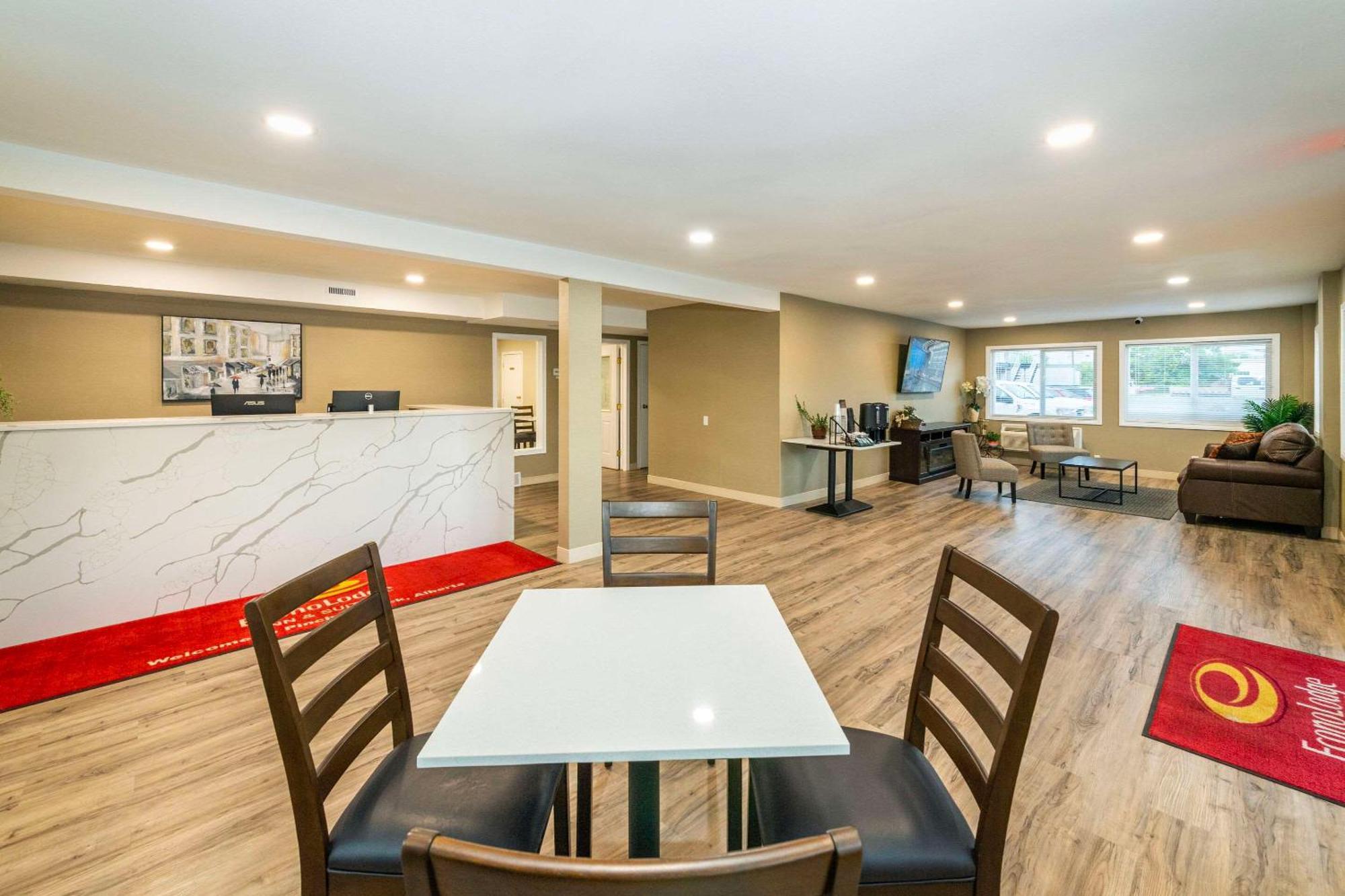 Econo Lodge Inn & Suites Pincher Creek Extérieur photo