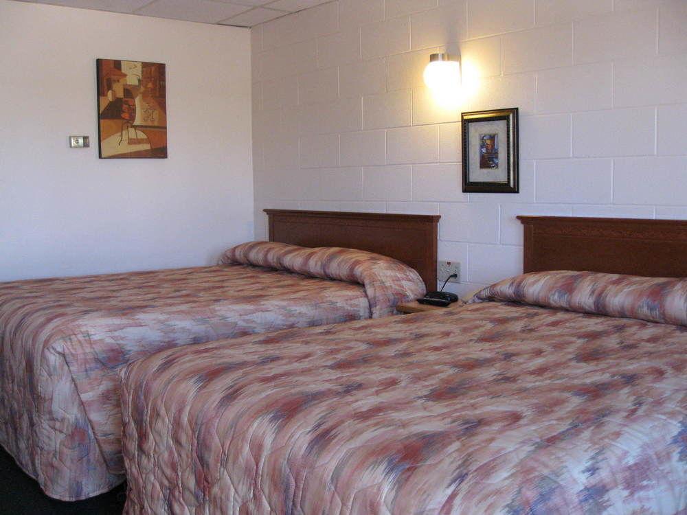 Econo Lodge Inn & Suites Pincher Creek Extérieur photo