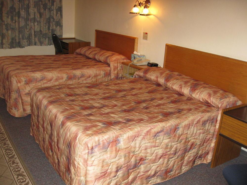 Econo Lodge Inn & Suites Pincher Creek Extérieur photo