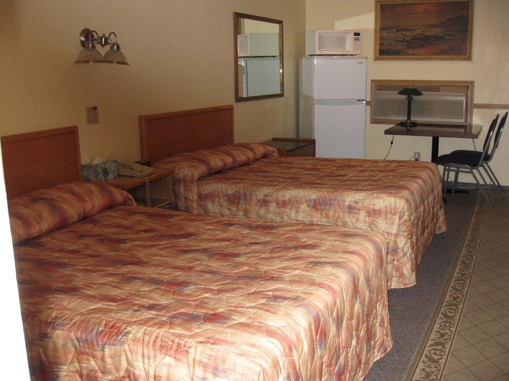 Econo Lodge Inn & Suites Pincher Creek Extérieur photo