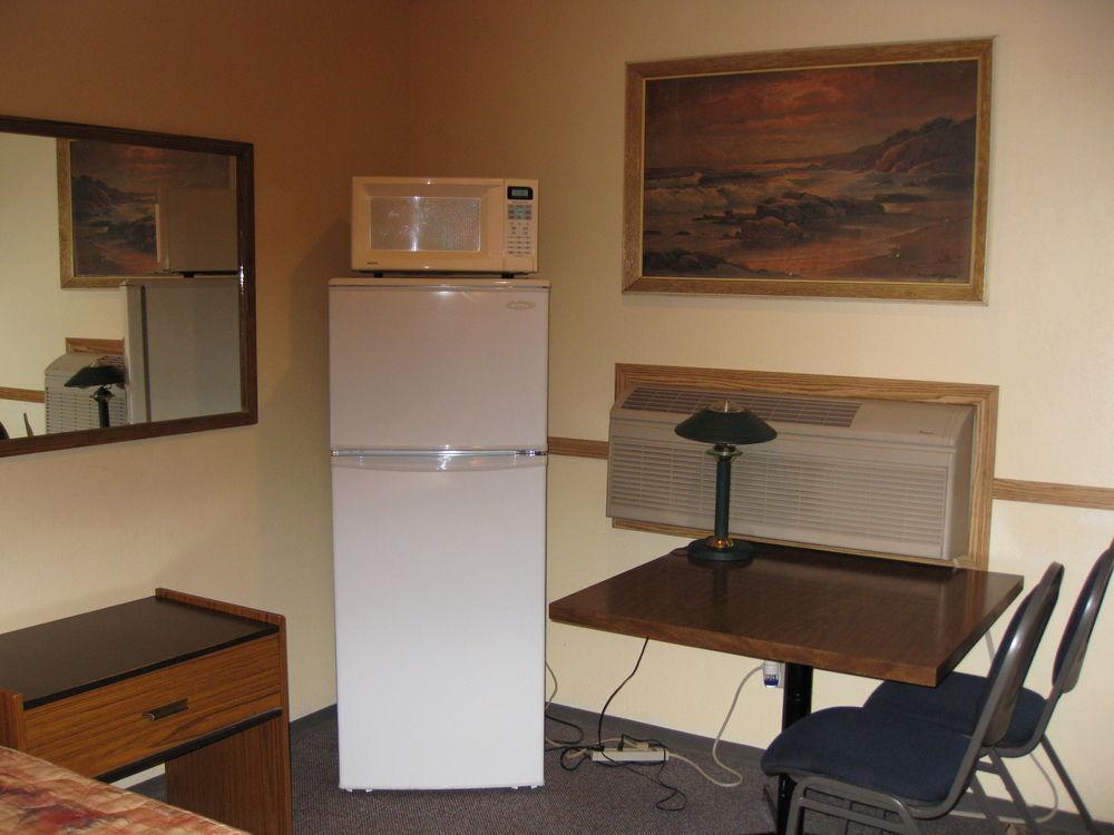 Econo Lodge Inn & Suites Pincher Creek Extérieur photo