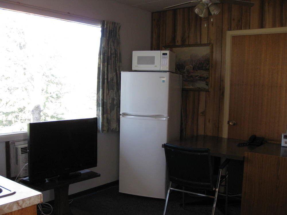 Econo Lodge Inn & Suites Pincher Creek Extérieur photo