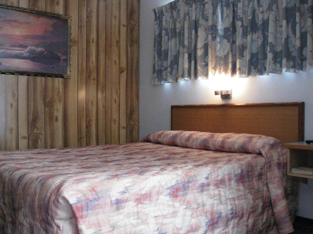 Econo Lodge Inn & Suites Pincher Creek Extérieur photo