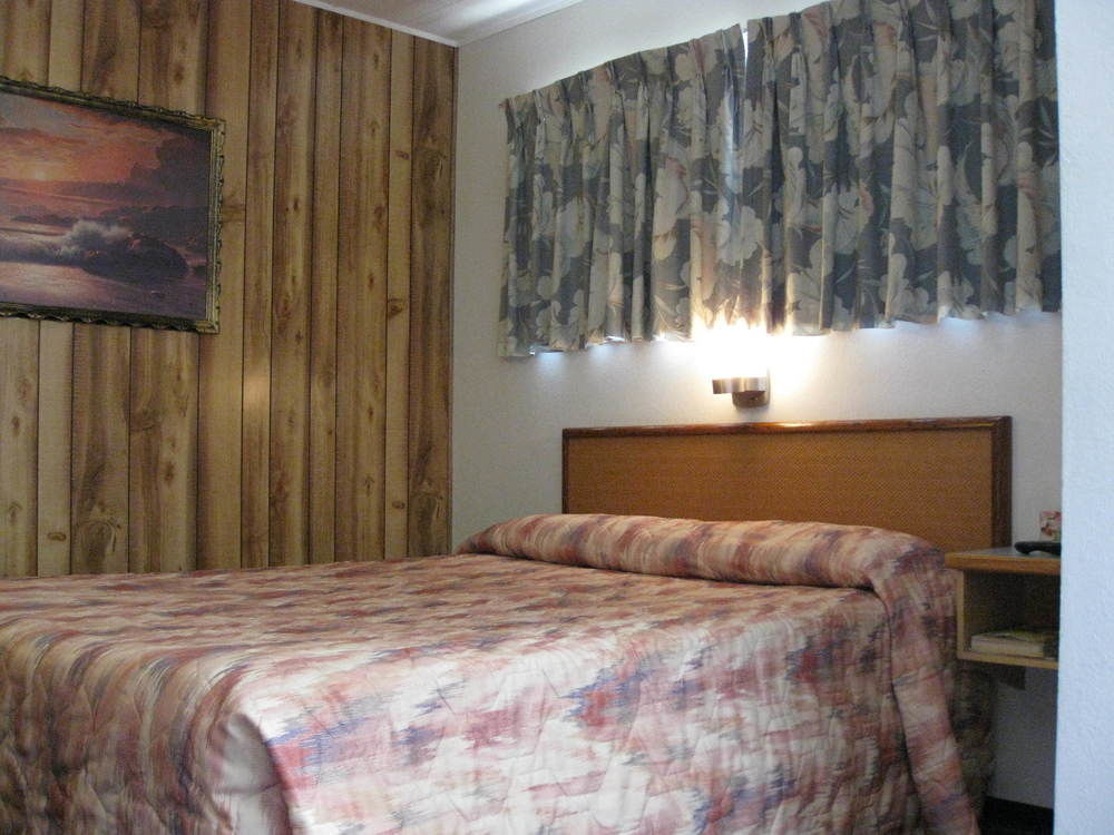 Econo Lodge Inn & Suites Pincher Creek Extérieur photo
