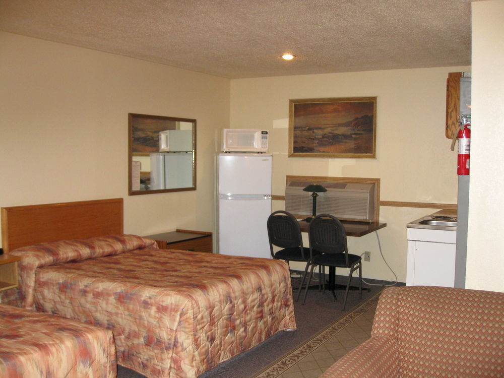 Econo Lodge Inn & Suites Pincher Creek Extérieur photo
