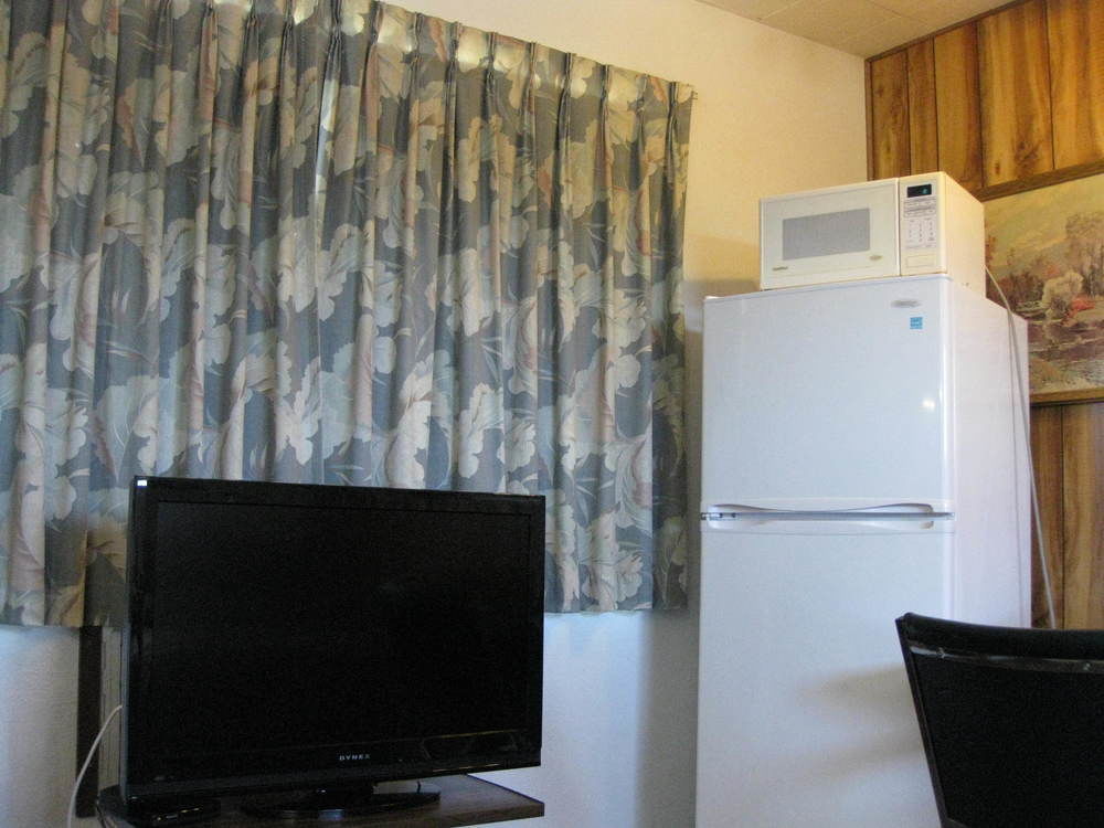 Econo Lodge Inn & Suites Pincher Creek Extérieur photo