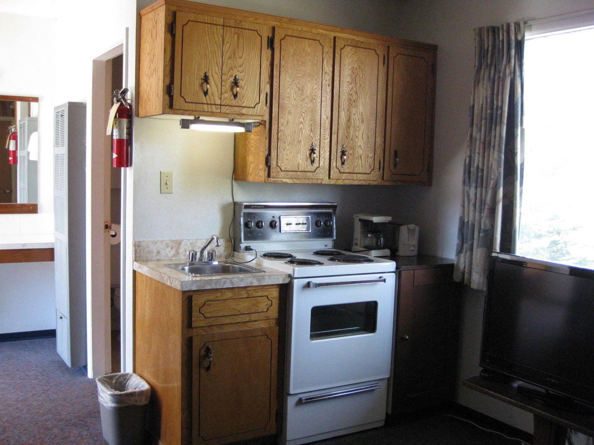 Econo Lodge Inn & Suites Pincher Creek Extérieur photo
