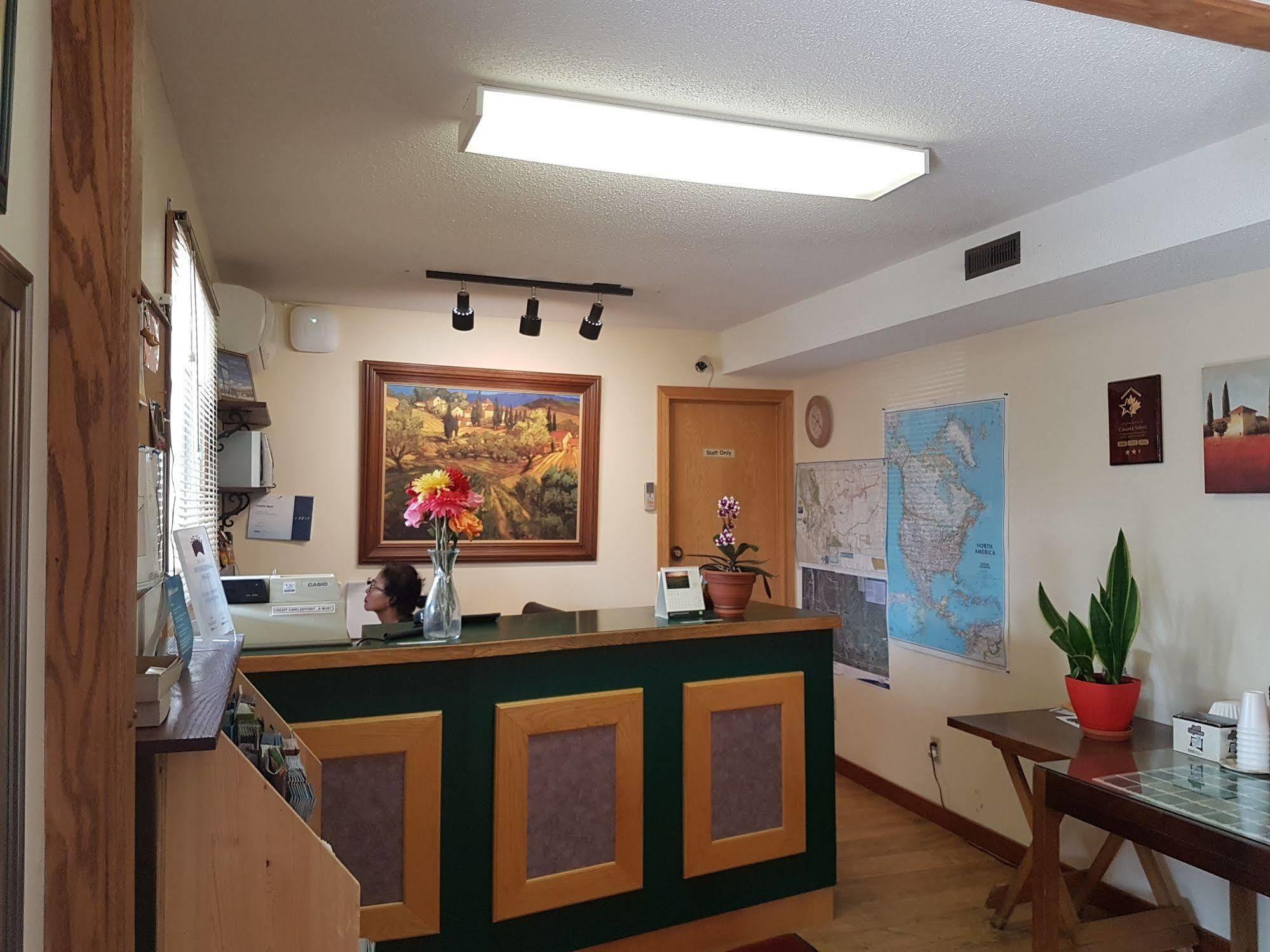 Econo Lodge Inn & Suites Pincher Creek Extérieur photo