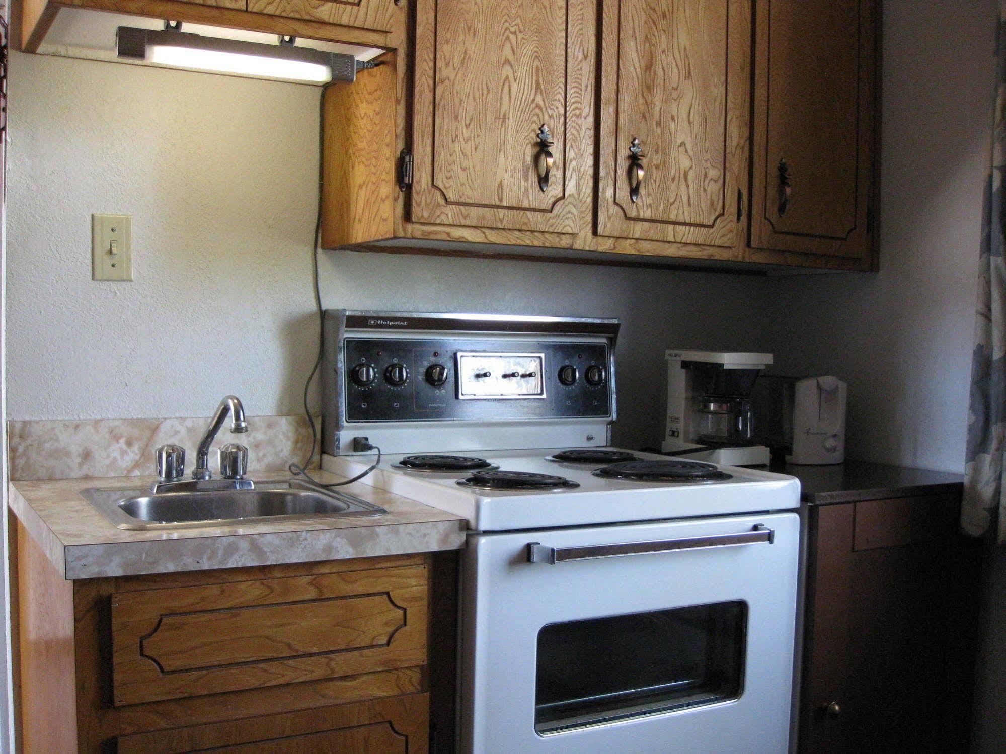 Econo Lodge Inn & Suites Pincher Creek Extérieur photo