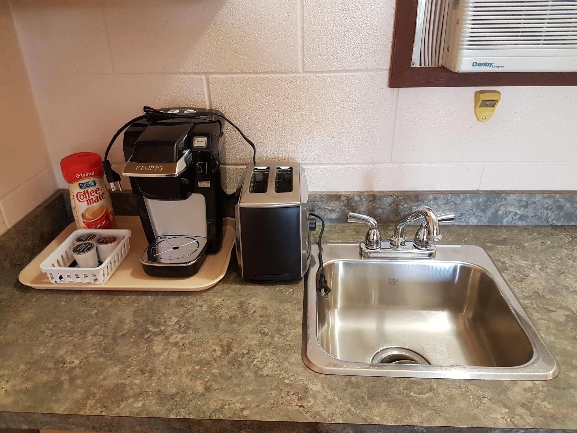 Econo Lodge Inn & Suites Pincher Creek Extérieur photo