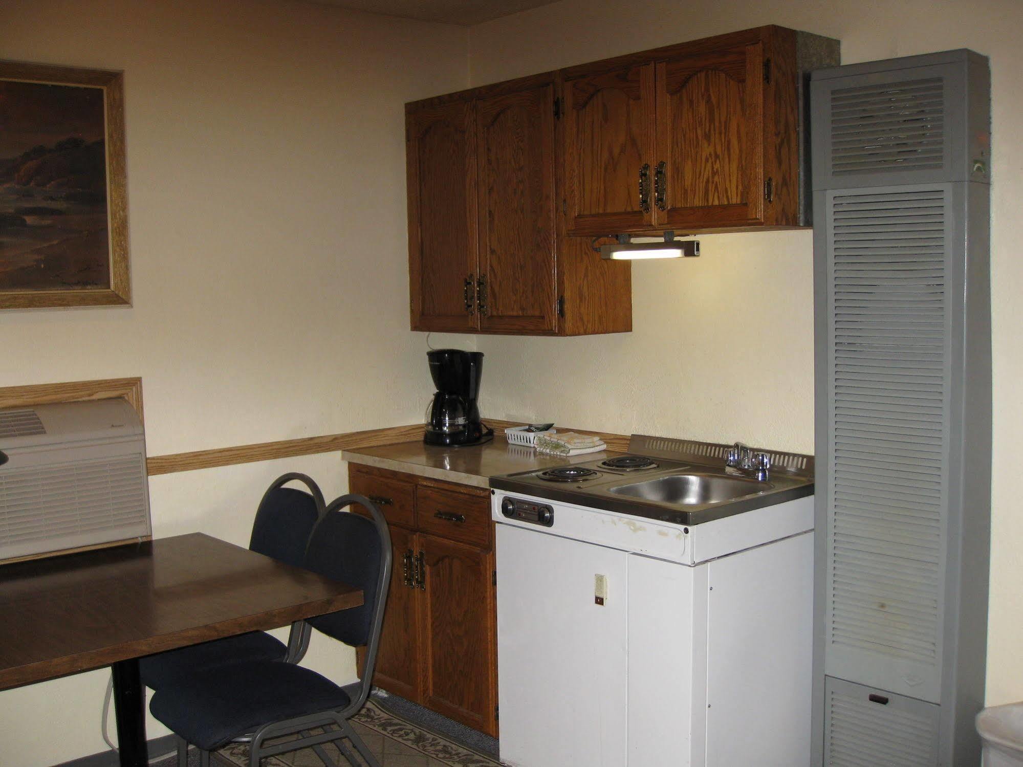 Econo Lodge Inn & Suites Pincher Creek Extérieur photo