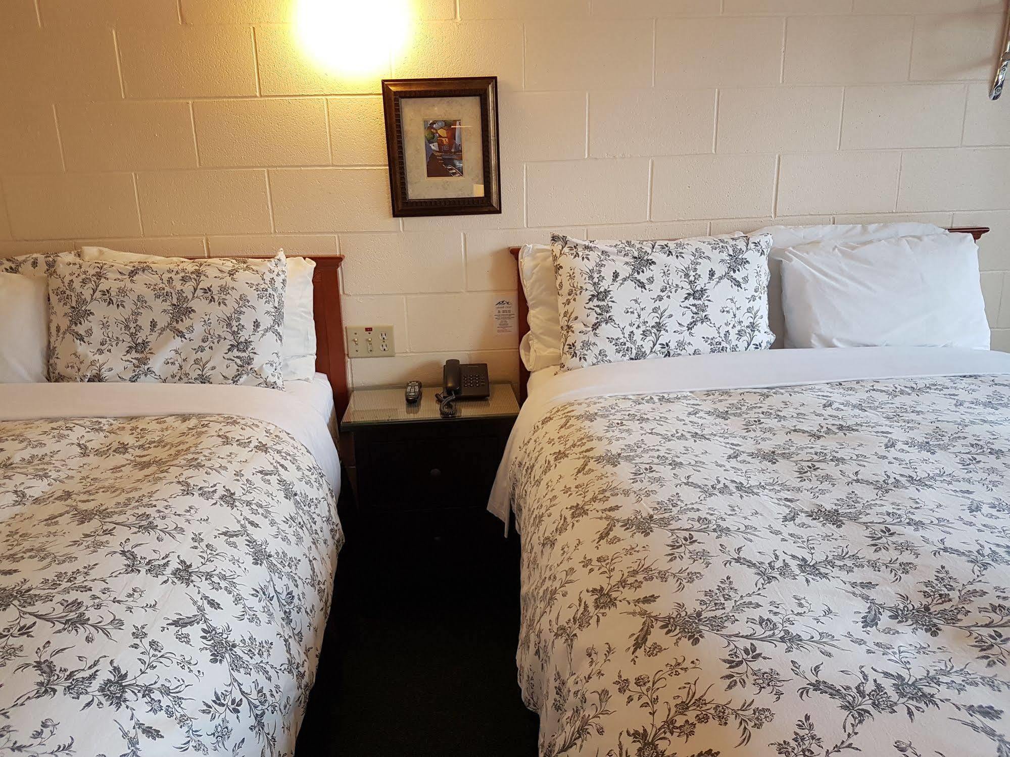 Econo Lodge Inn & Suites Pincher Creek Extérieur photo