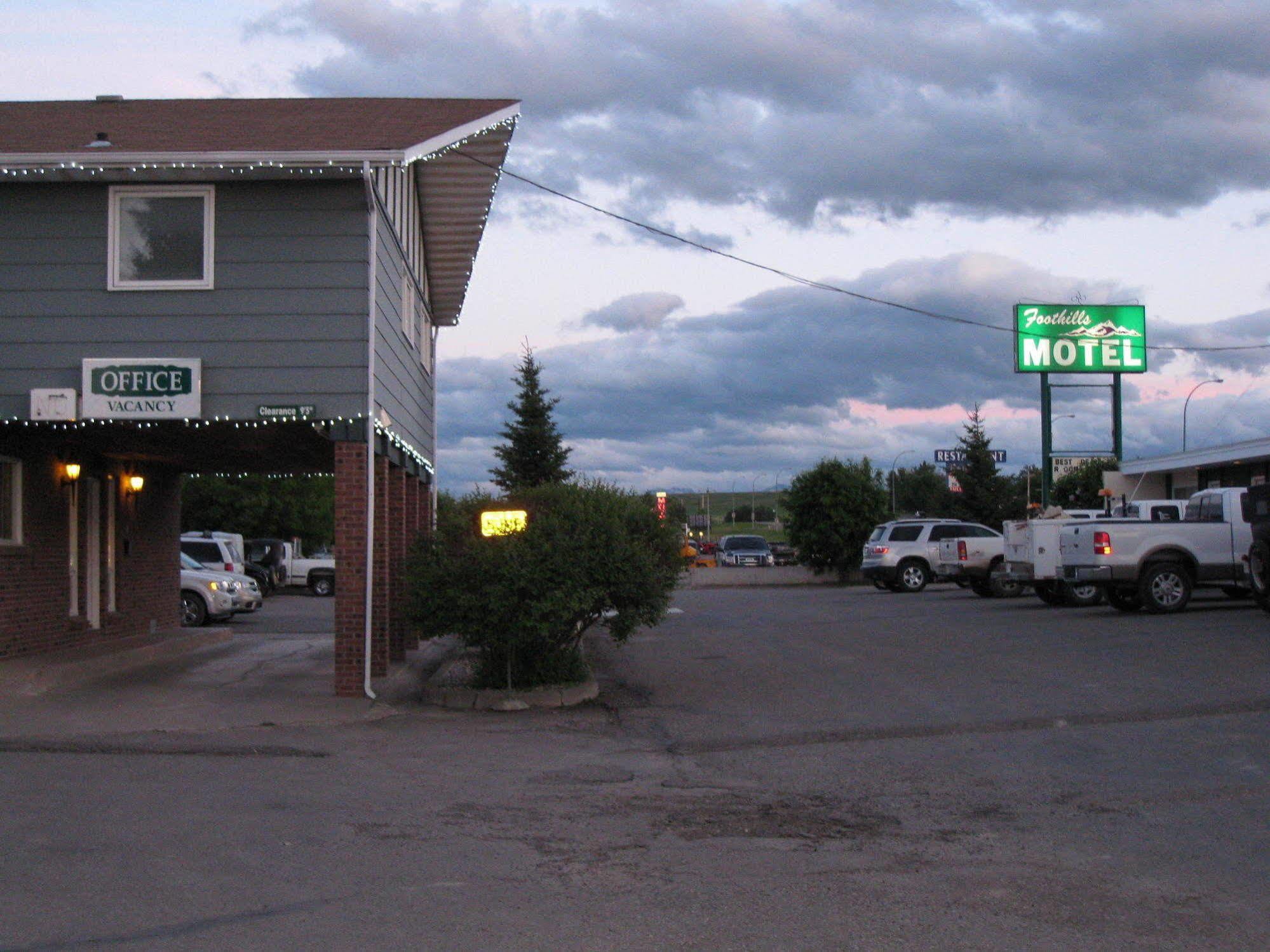 Econo Lodge Inn & Suites Pincher Creek Extérieur photo