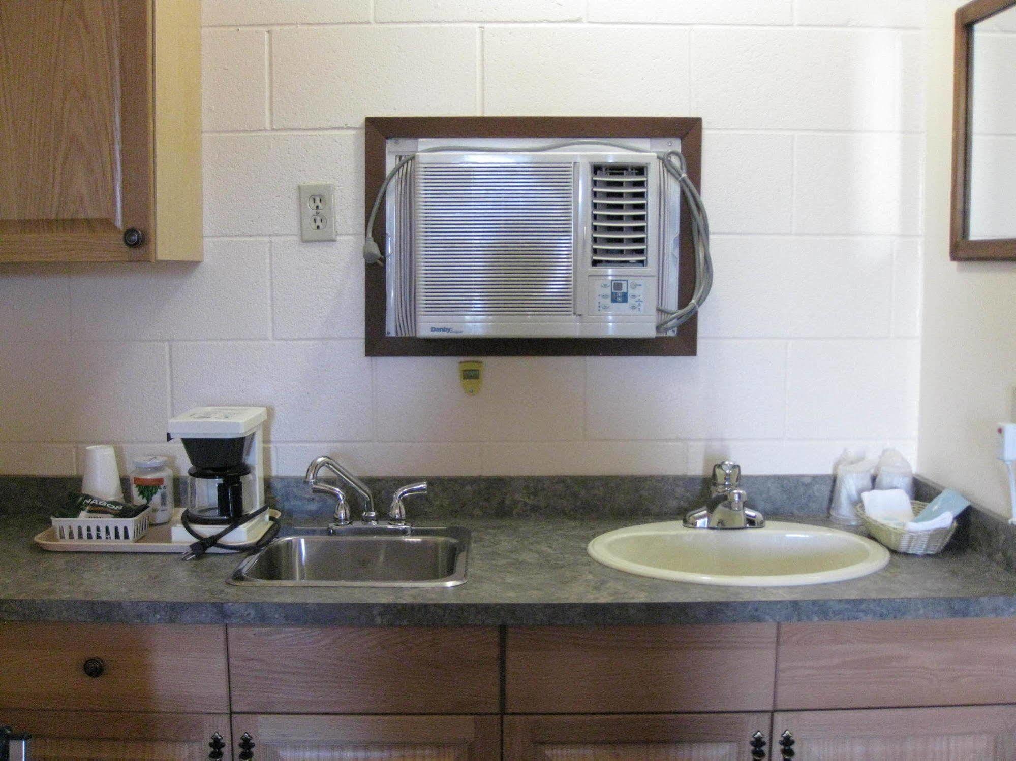 Econo Lodge Inn & Suites Pincher Creek Extérieur photo