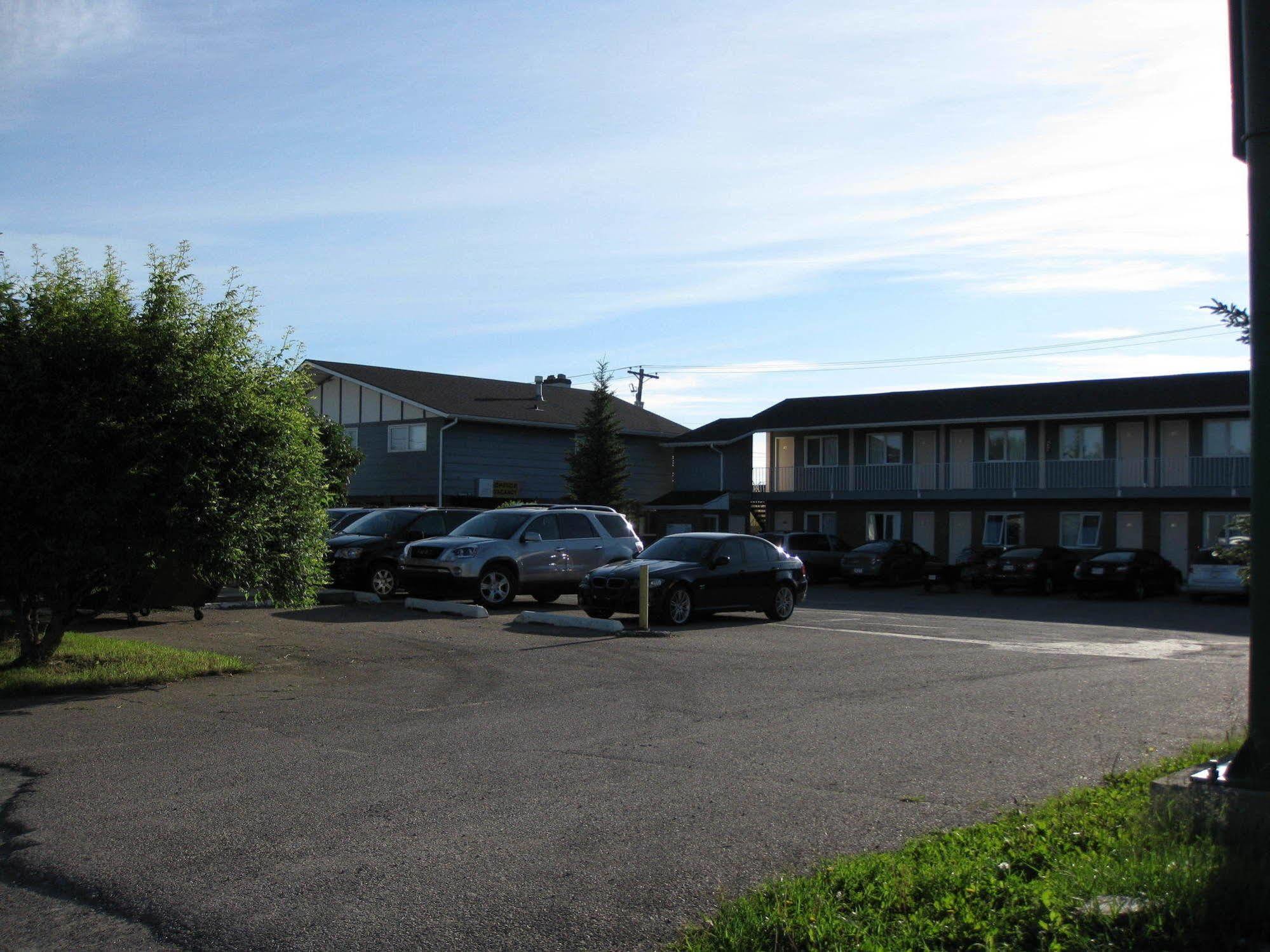 Econo Lodge Inn & Suites Pincher Creek Extérieur photo