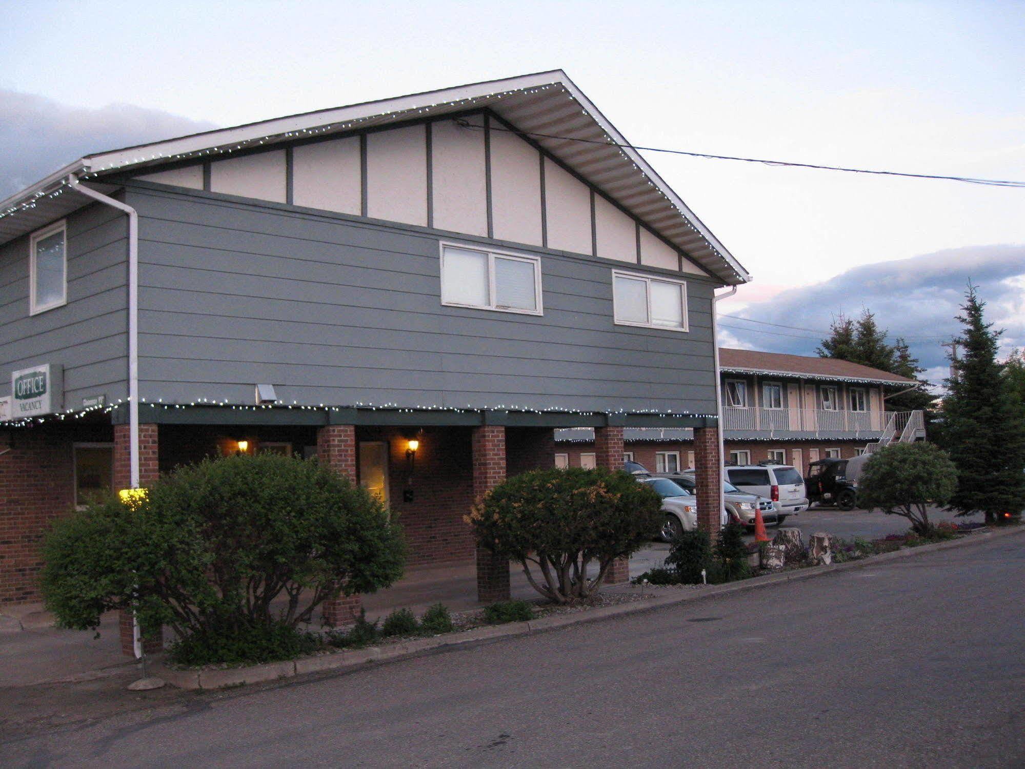 Econo Lodge Inn & Suites Pincher Creek Extérieur photo