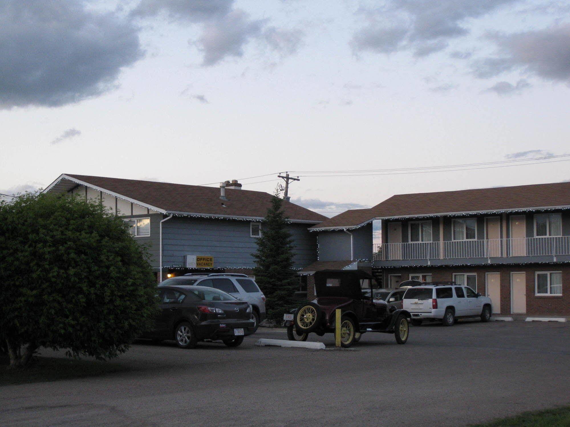 Econo Lodge Inn & Suites Pincher Creek Extérieur photo